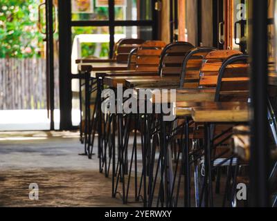 All'interno del caffè vuoto la mattina. Tavoli in legno ed eleganti sedie in legno nel ristorante. Foto Stock