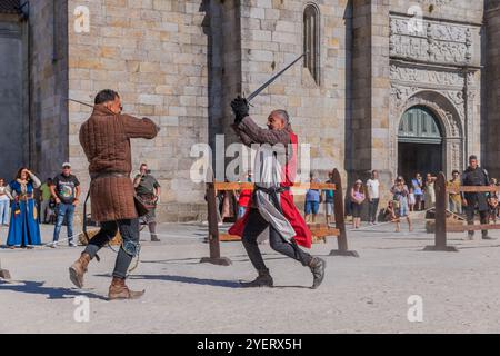 Caminha, Portogallo - 27 luglio 2024: Caminha durante la rievocazione della Fiera medievale. Caminha è una città nel nord del Portogallo, molto popolare tra To Foto Stock