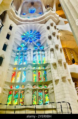 Vetrate colorate che decorano l'interno della basilica della Sagrada Familia a Barcellona, Spagna. Foto Stock