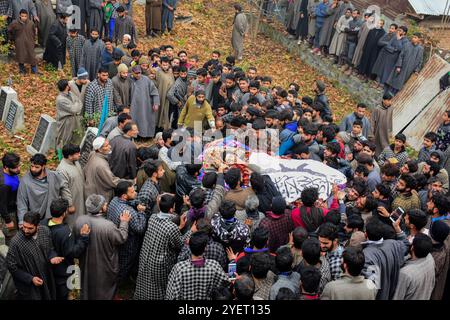 Un gran numero di persone assiste al funerale del presunto militante Shakir Hassan Dar nel villaggio di Rathsuna nel distretto di Tral nel Kashmir amministrato dall'India il 27 novembre 2018. Dar, che si dice appartenga al gruppo militante di Ansar Ghazwat-ul-Hind, è stato ucciso in uno scontro a fuoco con le forze indiane nell'area di Reshipora a Tral. Lo scontro a fuoco a Tral seguì dopo che le forze indiane avevano cordonato un'area per confrontarsi con i militanti che si credevano fossero in essa. Due militanti del gruppo Lashker-e-Taiba sono stati uccisi nell'incontro Foto Stock