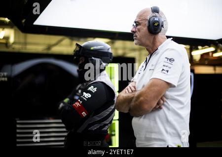 FINOT Jean-Marc (fra), Direttore di Stellantis Motorsport, ritratto durante le 8 ore del Bahrain 2024, ottavo round del Campionato Mondiale Endurance FIA 2024, dal 31 ottobre al 2 novembre 2024 sul circuito Internazionale del Bahrain a Sakhir, Bahrain Foto Stock