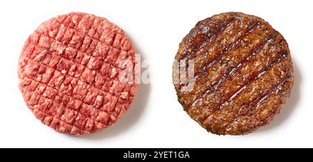 polpettine di carne crude e grigliate isolate su sfondo bianco, vista dall'alto Foto Stock