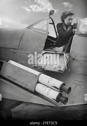 Un Women's Royal Naval Service, noto anche come WREN, che montava equipaggiamenti di propulsione a razzo su un Supermarine Seafire F Mk IIC, la versione navale dello Spitfire Mk VC, adattata per le operazioni da portaerei. Dopo le prove di razzo assistito al decollo, piccoli motori a razzo a combustibile solido che potevano essere collegati alla fusoliera o alle ali degli aerei per aiutare a ridurre la corsa al decollo, nel febbraio 1943, l'equipaggiamento divenne un equipaggiamento standard disponibile per tutti i Seafires. Foto Stock