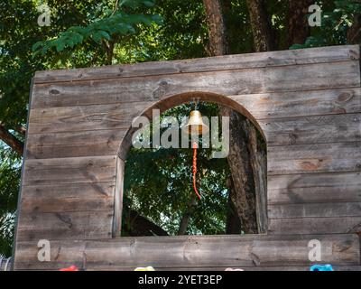 Parco giochi estivo con altalene, scivoli e attrezzature per arrampicata. Moderno parco giochi in legno per bambini. Foto Stock