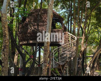 Parco giochi estivo con altalene, scivoli e attrezzature per arrampicata. Moderno parco giochi in legno per bambini. Foto Stock