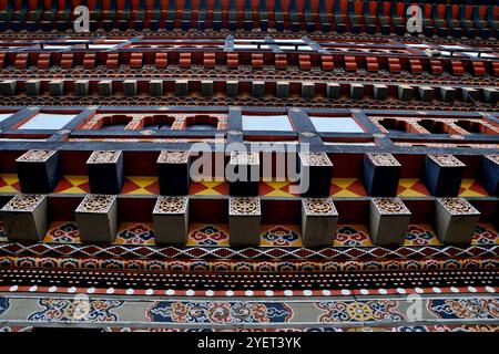 Vista parziale del Palazzo del Re noto anche come Palazzo Dechencholing, costruito nel 1953, situato a Thimphu, Bhutan Foto Stock