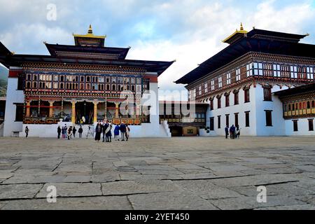 Vista parziale del Palazzo del Re noto anche come Palazzo Dechencholing, costruito nel 1953, situato a Thimphu, Bhutan Foto Stock