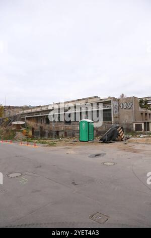 Abrissarbeiten am Staudenhof a Potsdam, 31. Ottobre 2024. Abriss Staudenhof Potsdam *** lavori di demolizione allo Staudenhof di Potsdam, 31 ottobre 2024 Demolition Staudenhof Potsdam Foto Stock