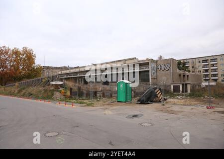 Abrissarbeiten am Staudenhof a Potsdam, 31. Ottobre 2024. Abriss Staudenhof Potsdam *** lavori di demolizione allo Staudenhof di Potsdam, 31 ottobre 2024 Demolition Staudenhof Potsdam Foto Stock