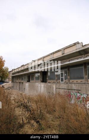 Abrissarbeiten am Staudenhof a Potsdam, 31. Ottobre 2024. Abriss Staudenhof Potsdam *** lavori di demolizione allo Staudenhof di Potsdam, 31 ottobre 2024 Demolition Staudenhof Potsdam Foto Stock