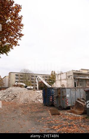 Abrissarbeiten am Staudenhof a Potsdam, 31. Ottobre 2024. Abriss Staudenhof Potsdam *** lavori di demolizione allo Staudenhof di Potsdam, 31 ottobre 2024 Demolition Staudenhof Potsdam Foto Stock