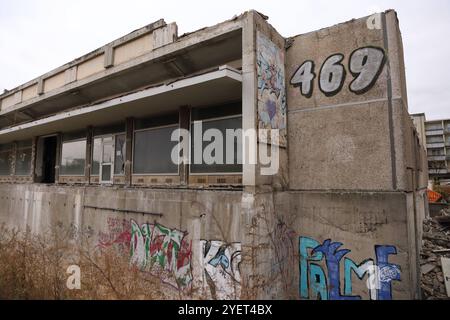 Abrissarbeiten am Staudenhof a Potsdam, 31. Ottobre 2024. Abriss Staudenhof Potsdam *** lavori di demolizione allo Staudenhof di Potsdam, 31 ottobre 2024 Demolition Staudenhof Potsdam Foto Stock