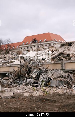 Abrissarbeiten am Staudenhof a Potsdam, 31. Ottobre 2024. Abriss Staudenhof Potsdam *** lavori di demolizione allo Staudenhof di Potsdam, 31 ottobre 2024 Demolition Staudenhof Potsdam Foto Stock