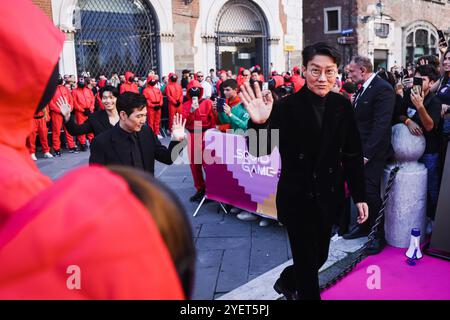 Lucca, il servizio fotografico per la conferenza stampa della seconda stagione della serie Netflix Squid Game a Lucca Comics & Games. Nella foto: Creatore, scrittore e regista Hwang Dong-hyuk e i protagonisti Lee Jung-jae e Wi ha-Jun Foto Stock