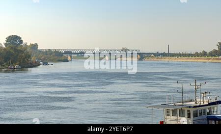 Slavonski Brod, Croazia - 22 ottobre 2024: Ponte sul confine tra Slavonski Brod Croazia e BiH. Foto Stock