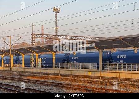 Slavonski Brod, Croazia - 22 ottobre 2024: Insegna cittadina e treno VTG Cargo alla stazione ferroviaria Autunno giorno. Foto Stock