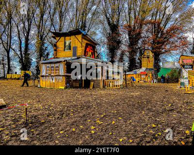 Lutzerath activism Camp Lutzerath, Germania. A causa dell'esplosione della miniera di carbone Garzweiler Brown, questo villaggio nel Nord Rhein-Westafila deve essere demolito e scomparire. Activitst versò in questa comunità agricola per fermare gli scavi all'interno della miniera. Le previsioni del Bundes Regiering Federal Government in merito alla riduzione delle emissioni di CO2/carbonio di non consentire a queste miniere di rimanere in funzione molto più a lungo. Lutzerath Village Nordrhein-Westfalen Germania Copyright: XGuidoxKoppesxPhotox Foto Stock