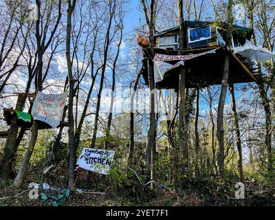 Lutzerath activism Camp Lutzerath, Germania. A causa dell'esplosione della miniera di carbone Garzweiler Brown, questo villaggio nel Nord Rhein-Westafila deve essere demolito e scomparire. Activitst versò in questa comunità agricola per fermare gli scavi all'interno della miniera. Le previsioni del Bundes Regiering Federal Government in merito alla riduzione delle emissioni di CO2/carbonio di non consentire a queste miniere di rimanere in funzione molto più a lungo. Lutzerath Village Nordrhein-Westfalen Germania Copyright: XGuidoxKoppesxPhotox Foto Stock