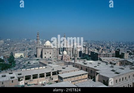 A sinistra Moschea del Sultano Hasan, a destra Moschea Refaai, Cairo, Egitto, settembre 1989 Foto Stock