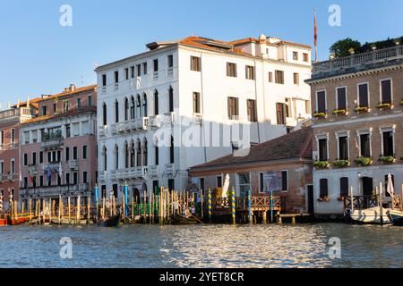 Venezia, Italia - 30 settembre 2024: Servizio di traghetto Gondola per attraversare il Canal grande vicino al Ponte di Rialto Foto Stock