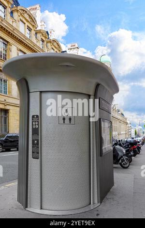 Toilette automatico sulla strada di Parigi. Francia Foto Stock