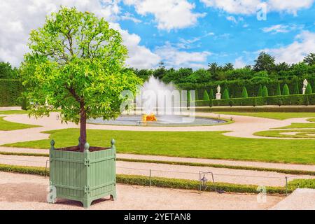 VERSAILEES, Francia- Luglio 02, 2016 : Fontana vicino al letto di fiori in un famosi giardini di Versailles (Chateau de Versailles). Foto Stock