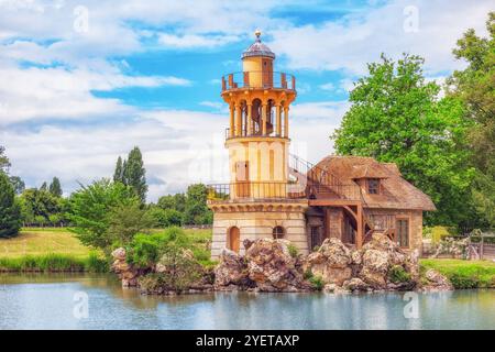 VERSAILEES, Francia- Luglio 02, 2016 : faro sul lago in frazione regina Maria Antonietta's wagon vicino al Palazzo di Versailles. Foto Stock