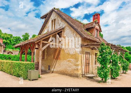 Paesaggio di borgo regina Maria Antonietta's wagon vicino al Palazzo di Versailles. Palace Versailles - più bel palazzo in Francia. Foto Stock