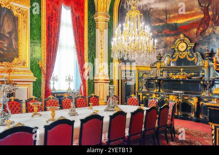 Parigi, Francia - Luglio 03, 2016 : Appartamenti di Napoleone III. Ampia sala da pranzo. Il museo del Louvre è il più grande museo in parola con quasi 35.000 presentano Foto Stock