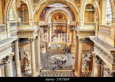 Parigi, Francia - Luglio 05, 2016 : All'interno, interno del mausoleo di francese per il grande popolo di Francia - il Pantheon di Parigi. I turisti all'interno. Foto Stock