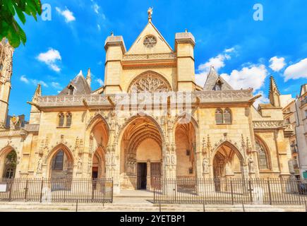 Saint-Germain l'Auxerrois chiesa è situato vicino al Museo del Louvre. La sua costruzione a romano, gotico e rinascimentale di Parigi. La Francia. Foto Stock