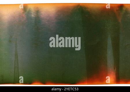 Pellicola negativa da 120 mm di colore grungy isolata su sfondo bianco. Pellicola di formato medio su sfondo bianco, segnaposto per foto retrò. Foto Stock