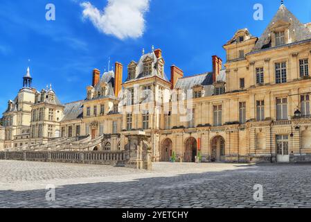 FONTAINEBLEAU, Francia - Luglio 09, 2016 : residenza suburbana della Francia re - facciata belle Chateau Fontainebleau. Foto Stock