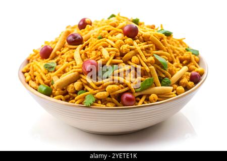 Bombay mix chanachur, isolato su sfondo bianco Foto Stock