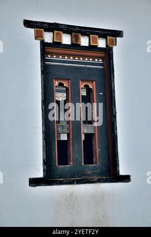 Vista parziale del Palazzo del Re noto anche come Palazzo Dechencholing, costruito nel 1953, situato a Thimphu, Bhutan Foto Stock