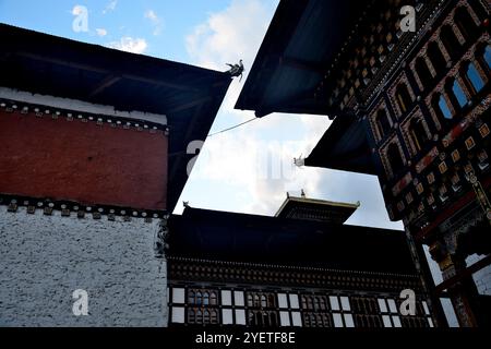 Vista parziale del Palazzo del Re noto anche come Palazzo Dechencholing, costruito nel 1953, situato a Thimphu, Bhutan Foto Stock