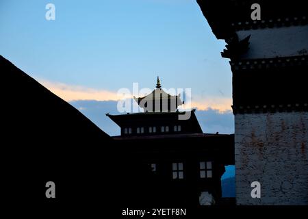 Vista parziale del Palazzo del Re noto anche come Palazzo Dechencholing, costruito nel 1953, situato a Thimphu, Bhutan Foto Stock