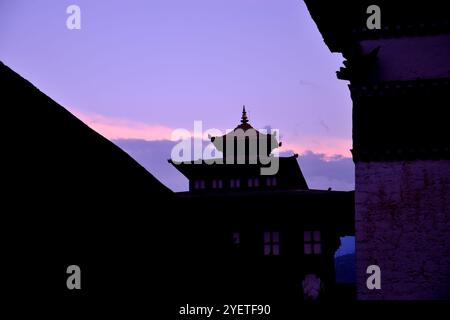 Vista parziale del Palazzo del Re noto anche come Palazzo Dechencholing, costruito nel 1953, situato a Thimphu, Bhutan Foto Stock