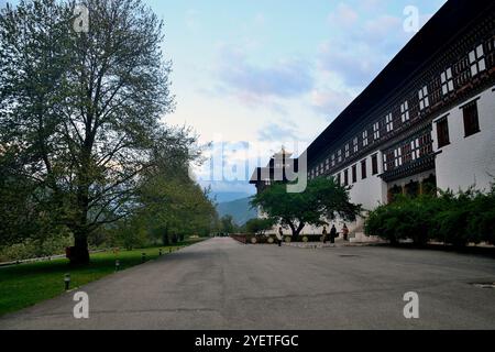 Vista parziale del Palazzo del Re noto anche come Palazzo Dechencholing, costruito nel 1953, situato a Thimphu, Bhutan Foto Stock