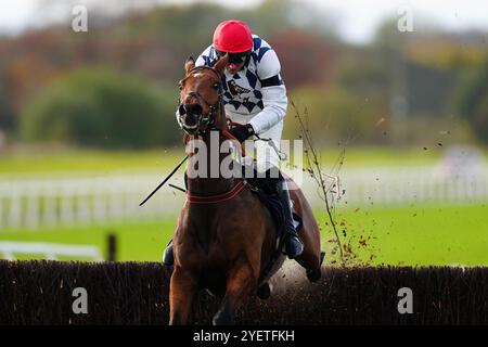 Cadell guidato da Derek Fox per vincere il bet365 Novices' Chase all'ippodromo di Wetherby. Data foto: Venerdì 1 novembre 2024. Foto Stock