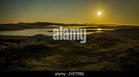 Tramonto sulle colline e sui laghi dell'Isola di Lewis, Ebridi esterne, Scozia Foto Stock