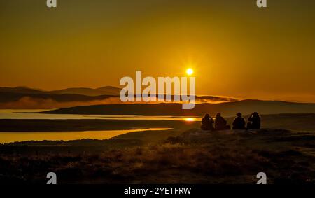 Tramonto sulle colline e sui laghi dell'Isola di Lewis, Ebridi esterne, Scozia Foto Stock