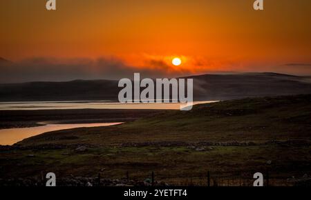 Tramonto sulle colline e sui laghi dell'Isola di Lewis, Ebridi esterne, Scozia Foto Stock