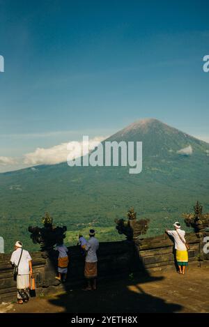 BALI, INDONESIA - 27 FEBBRAIO 2024 vacanza al tempio pura Penataran Agung Lempuyang e vulcano Agung a Bali. Foto di alta qualità Foto Stock