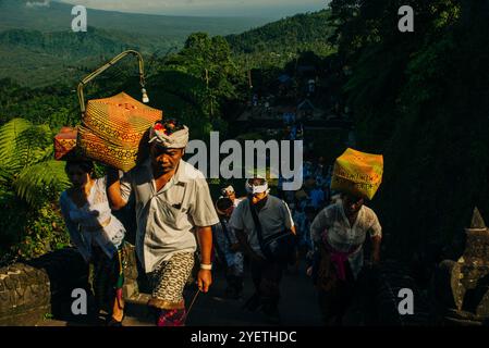 BALI, INDONESIA - 27 FEBBRAIO 2024 vacanza al tempio pura Penataran Agung Lempuyang e vulcano Agung a Bali. Foto di alta qualità Foto Stock