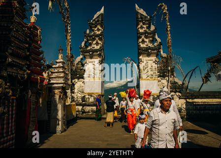 BALI, INDONESIA - 27 FEBBRAIO 2024 vacanza al tempio pura Penataran Agung Lempuyang e vulcano Agung a Bali. Foto di alta qualità Foto Stock