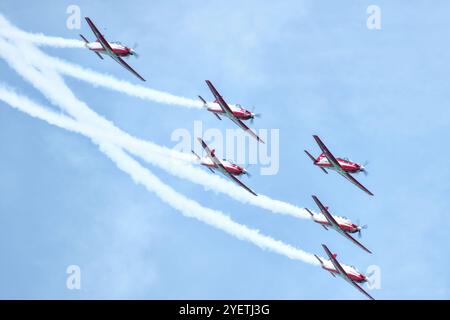 Il Jupiter Aerobatic Team dell'aeronautica indonesiana si esibisce durante il Singapore Airshow 2024 Foto Stock