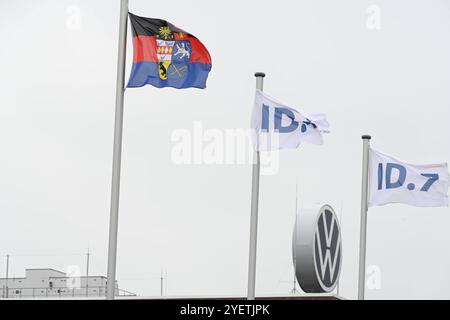 Volkswagen-Werk Emden a der Krise. Die Ostfriesland ID.4 und ID.7 Flagge wehen im Wind vor dem Volkswagen-Werk. Europas größter Autobauer möchte drei Werke in Deutschland schließen und Zehntausende Mitarbeiter entlassen. Emden Niedersachsen Deutschland *** impianto Volkswagen Emden in crisi la frisone orientale ID 4 e ID 7 bandiere ondeggiano nel vento di fronte allo stabilimento Volkswagen la più grande casa automobilistica d'Europa vuole chiudere tre stabilimenti in Germania e licenziare decine di migliaia di dipendenti Emden bassa Sassonia Germania Copyright: Xdiebildwerftx Foto Stock