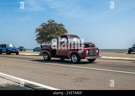 Gulfport, MS - 4 ottobre 2023: Vista dall'angolo anteriore grandangolare di un pick-up Ford F1 Stepside del 1950 in una mostra automobilistica locale. Foto Stock