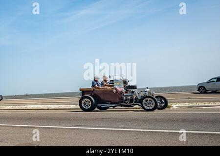 Gulfport, MS - 4 ottobre 2023: Vista grandangolare dell'angolo anteriore di una Ford Model T Bucket Hot Rod del 1923 in una mostra di auto locale. Foto Stock